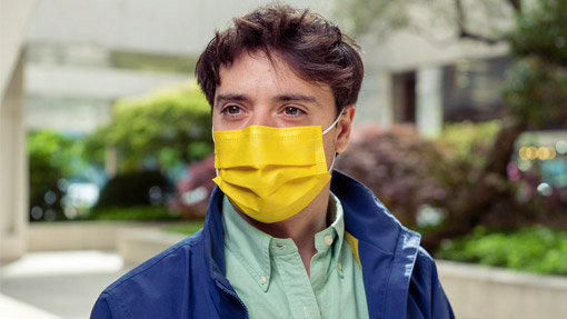 Garçon avec masque chirurgical jaune TImask